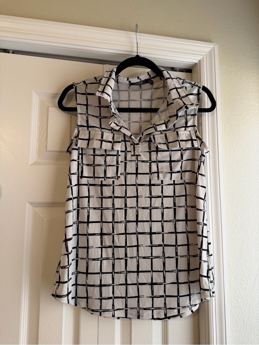Sleeveless Black & White Grid Print Collared Top